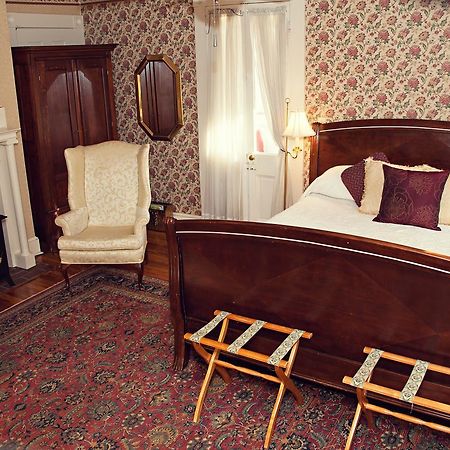 The Carriage Inn Bed And Breakfast Charles Town Bagian luar foto
