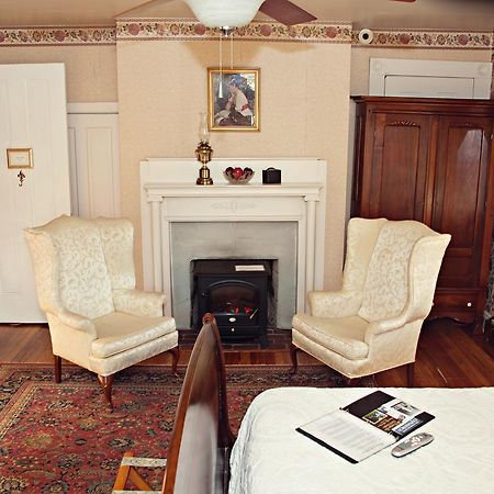 The Carriage Inn Bed And Breakfast Charles Town Bagian luar foto