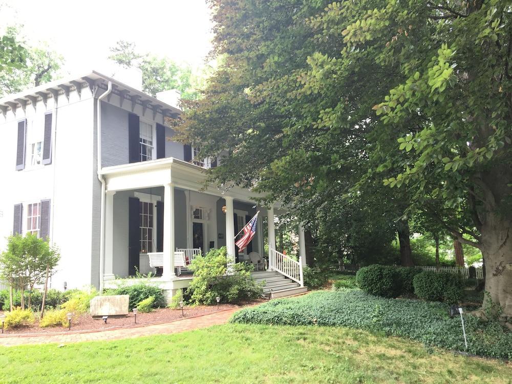 The Carriage Inn Bed And Breakfast Charles Town Bagian luar foto