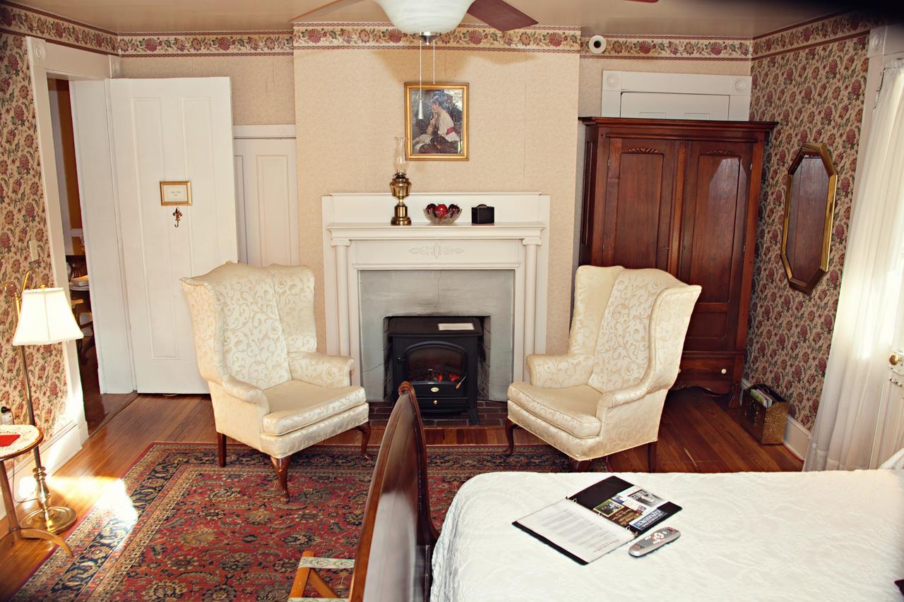 The Carriage Inn Bed And Breakfast Charles Town Bagian luar foto