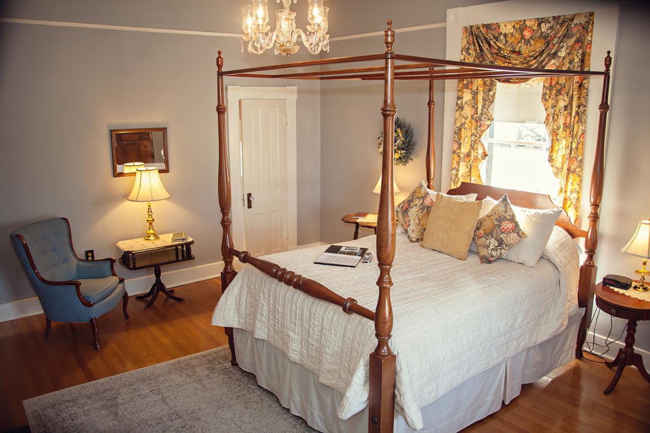 The Carriage Inn Bed And Breakfast Charles Town Bagian luar foto