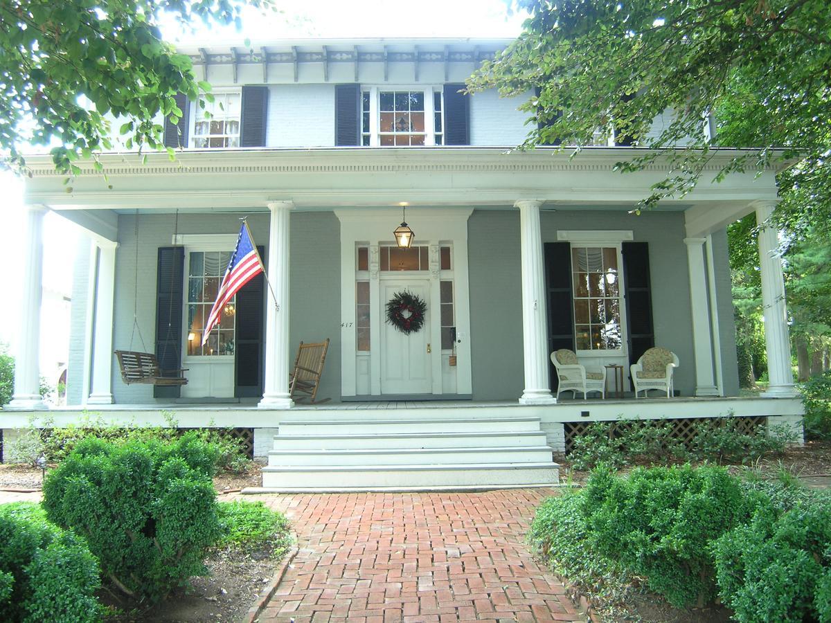 The Carriage Inn Bed And Breakfast Charles Town Bagian luar foto