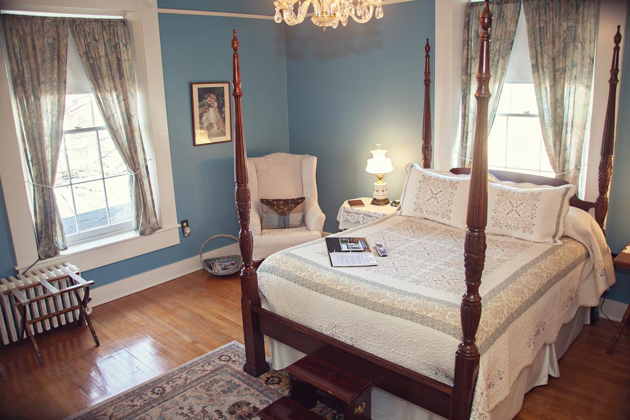 The Carriage Inn Bed And Breakfast Charles Town Bagian luar foto