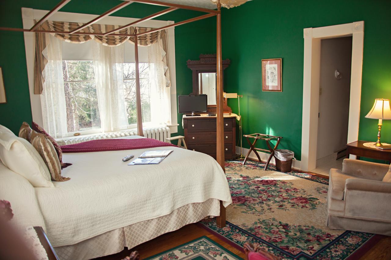 The Carriage Inn Bed And Breakfast Charles Town Bagian luar foto