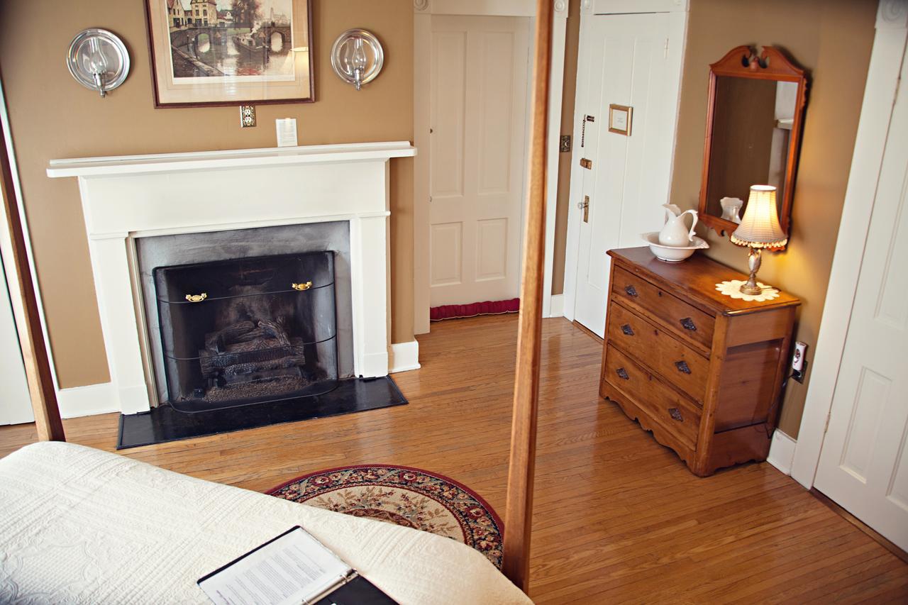 The Carriage Inn Bed And Breakfast Charles Town Ruang foto