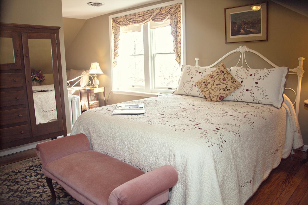 The Carriage Inn Bed And Breakfast Charles Town Ruang foto