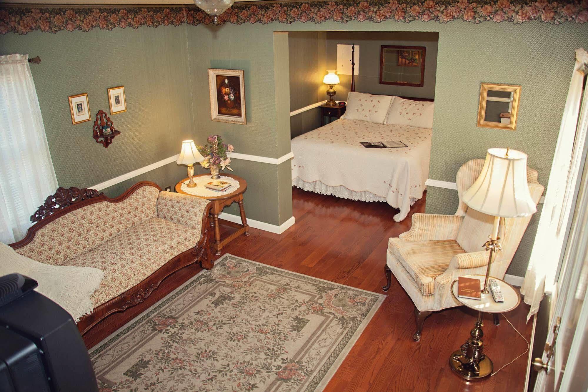 The Carriage Inn Bed And Breakfast Charles Town Bagian luar foto
