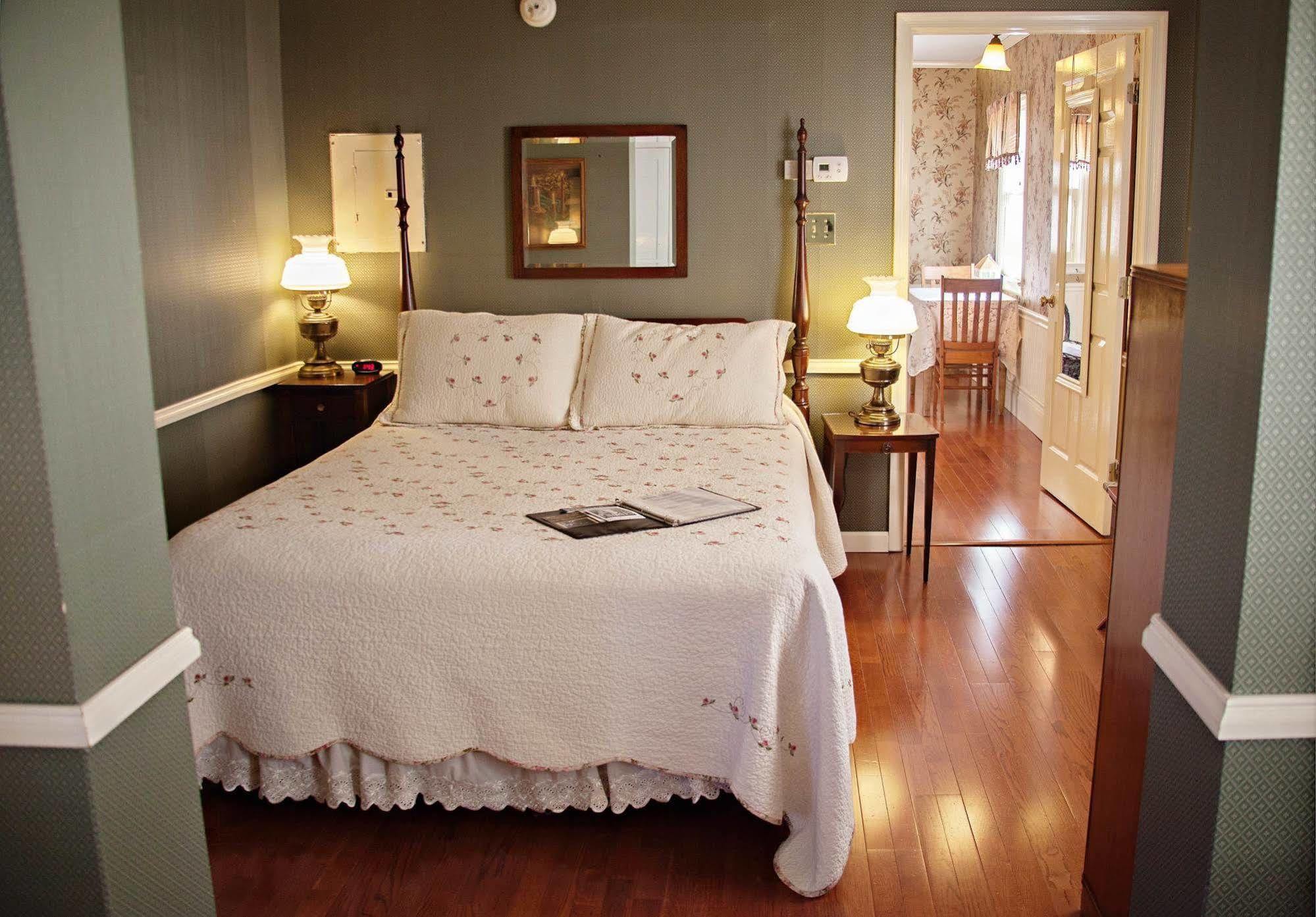 The Carriage Inn Bed And Breakfast Charles Town Bagian luar foto
