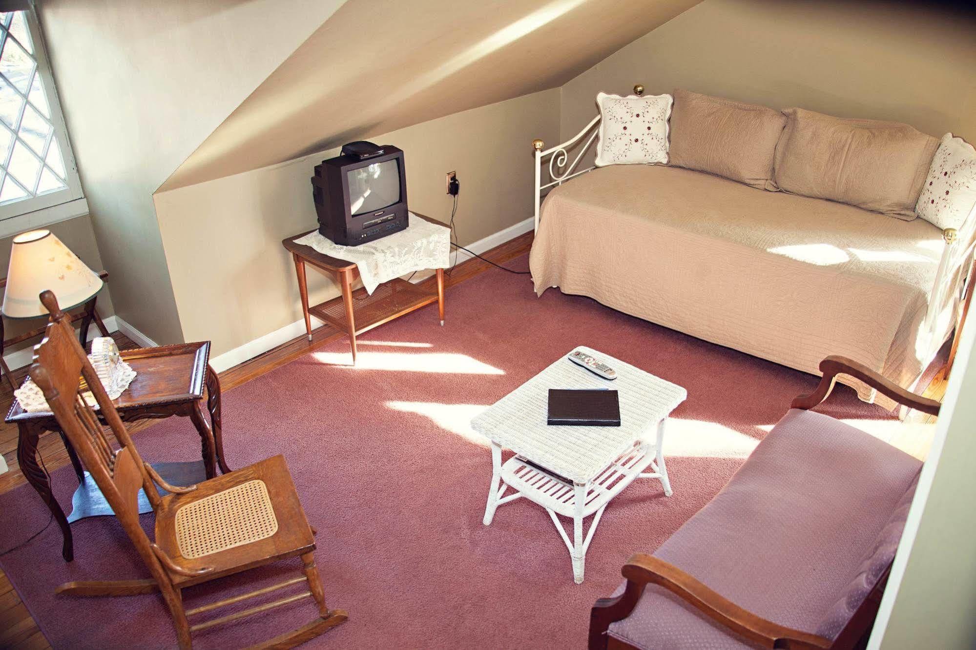 The Carriage Inn Bed And Breakfast Charles Town Bagian luar foto