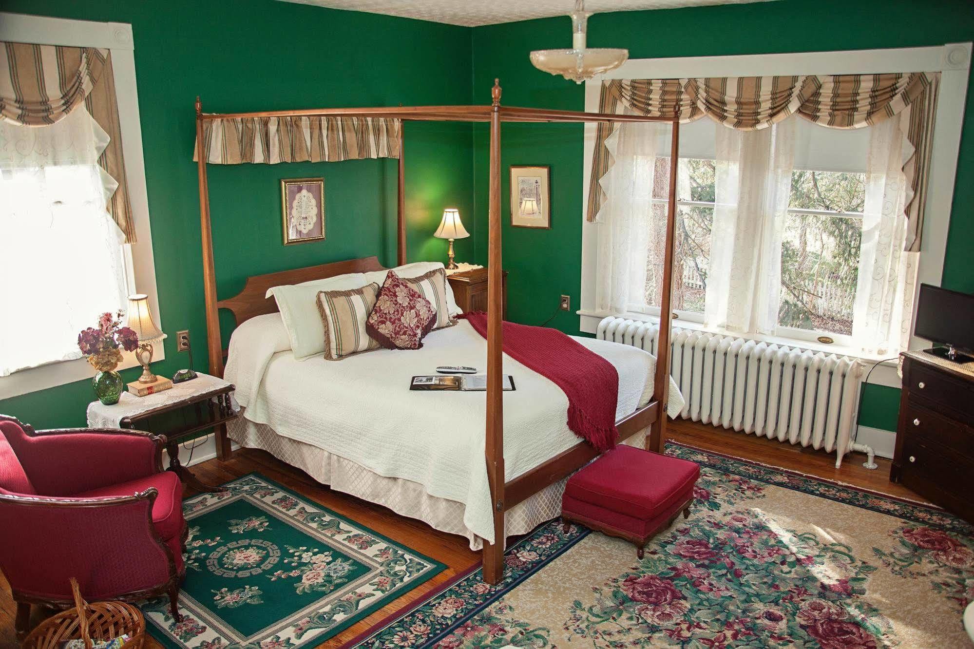 The Carriage Inn Bed And Breakfast Charles Town Bagian luar foto