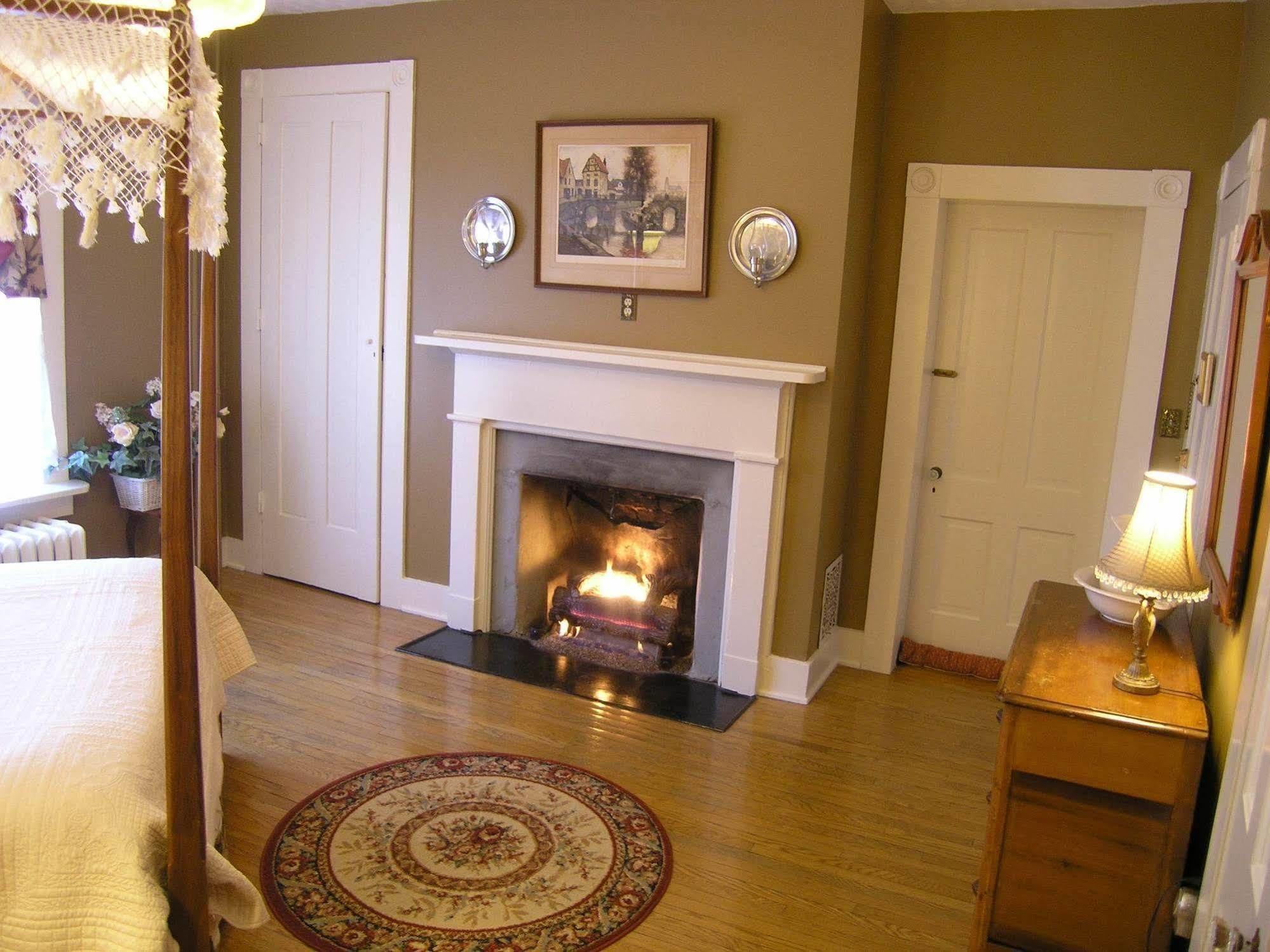 The Carriage Inn Bed And Breakfast Charles Town Bagian luar foto