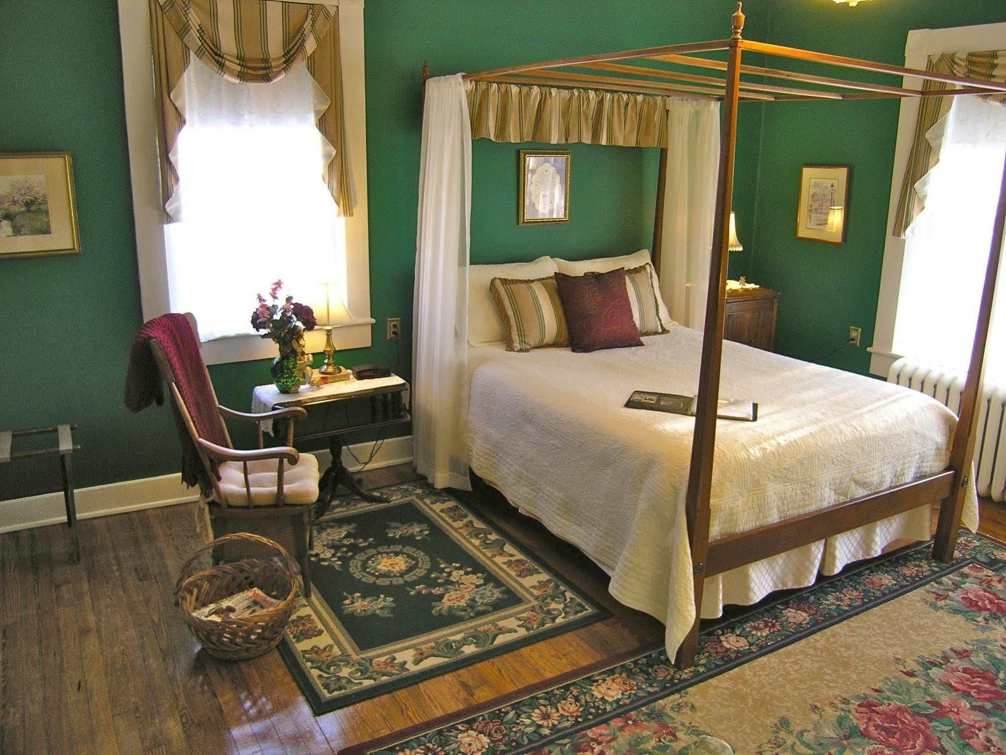 The Carriage Inn Bed And Breakfast Charles Town Bagian luar foto
