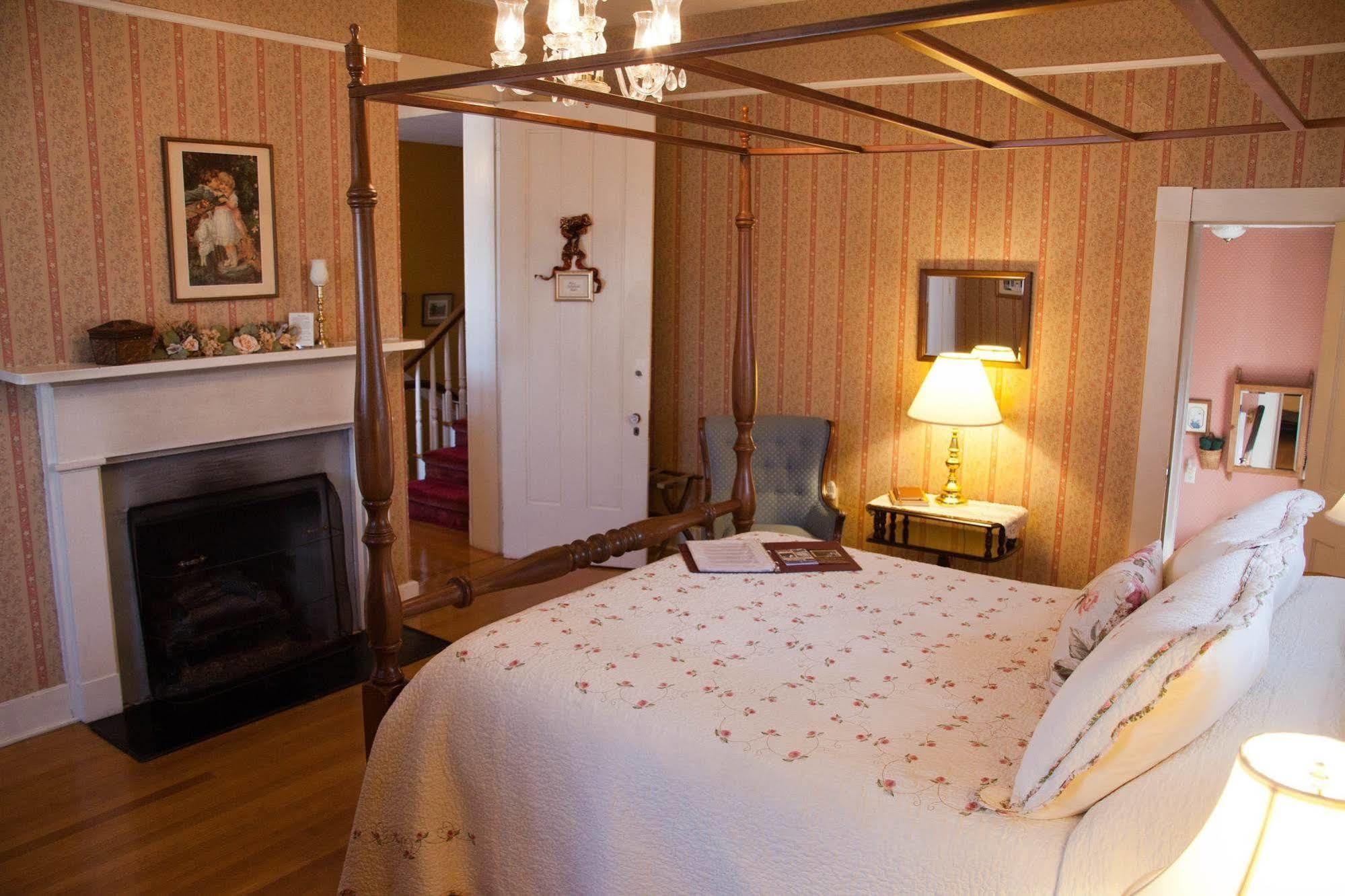 The Carriage Inn Bed And Breakfast Charles Town Bagian luar foto